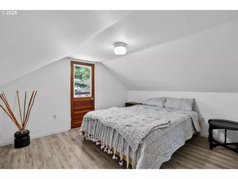Bedroom - 11085 E Mapleton Rd, Mapleton, OR 97453 photo 4 of 5