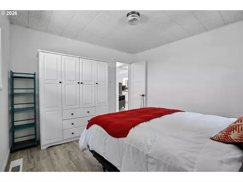 Bedroom - 11085 E Mapleton Rd, Mapleton, OR 97453 photo 2 of 5