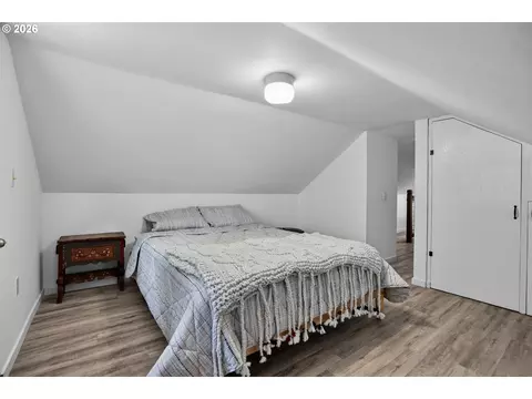 Bedroom - 11085 E Mapleton Rd, Mapleton, OR 97453 photo 5 of 5