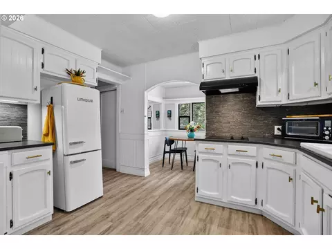 Kitchen - 11085 E Mapleton Rd, Mapleton, OR 97453 photo 2 of 3
