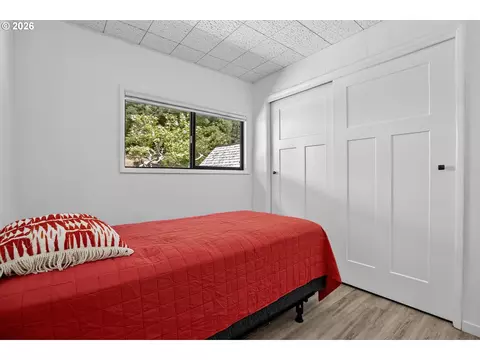 Bedroom - 11085 E Mapleton Rd, Mapleton, OR 97453 photo 3 of 5