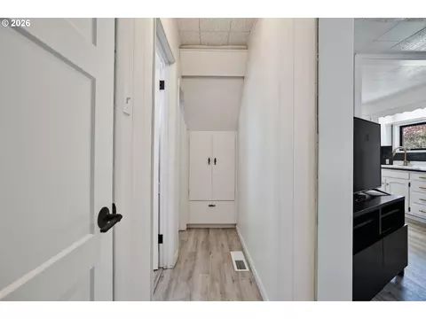 Entry Way - 11085 E Mapleton Rd, Mapleton, OR 97453 photo 1 of 2