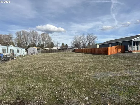 Hall St, Prairie City, OR 97869