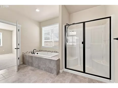 Bath - 4255 SW Brixton Ave, Gresham, OR 97080 photo 2 of 6