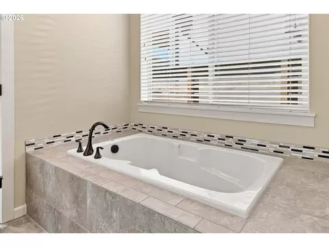 Bath - 4255 SW Brixton Ave, Gresham, OR 97080 photo 3 of 6