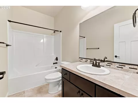 Bath - 4255 SW Brixton Ave, Gresham, OR 97080 photo 5 of 6