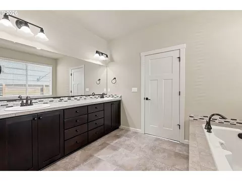 Bath - 4255 SW Brixton Ave, Gresham, OR 97080 photo 4 of 6