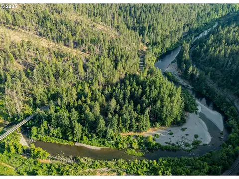 5925 Cow Creek Rd, Riddle, OR 97469