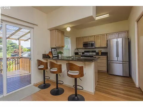 Kitchen - 11595 SE Springcrest Dr, Clackamas, OR 97015 photo 2 of 2