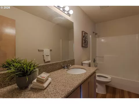 Bath - 11595 SE Springcrest Dr, Clackamas, OR 97015 photo 4 of 4