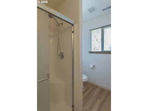 Bath - 11595 SE Springcrest Dr, Clackamas, OR 97015 photo 3 of 4