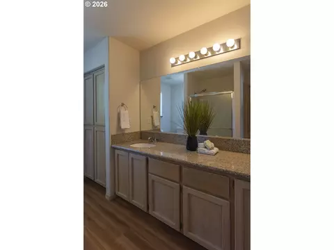 Bath - 11595 SE Springcrest Dr, Clackamas, OR 97015 photo 2 of 4
