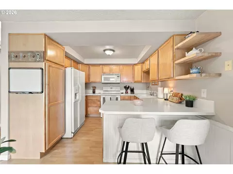 Kitchen - 909 NE Cochran Ave, Gresham, OR 97030 photo 1 of 2