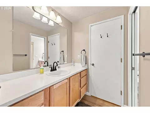 Bath - 909 NE Cochran Ave, Gresham, OR 97030 photo 1 of 3