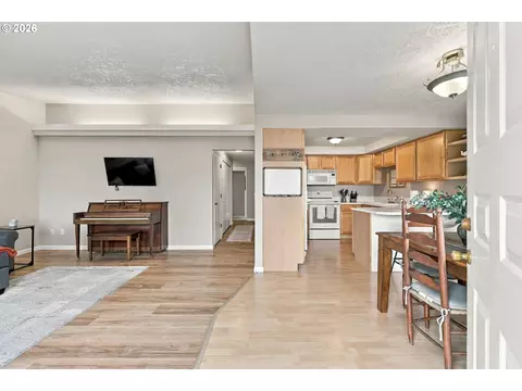 Entry Way - 909 NE Cochran Ave, Gresham, OR 97030 photo 1 of 1