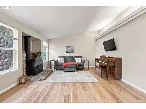 Living - 909 NE Cochran Ave, Gresham, OR 97030 photo 1 of 2