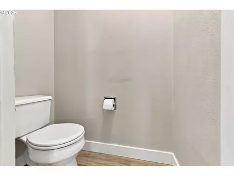 Bath - 909 NE Cochran Ave, Gresham, OR 97030 photo 2 of 3
