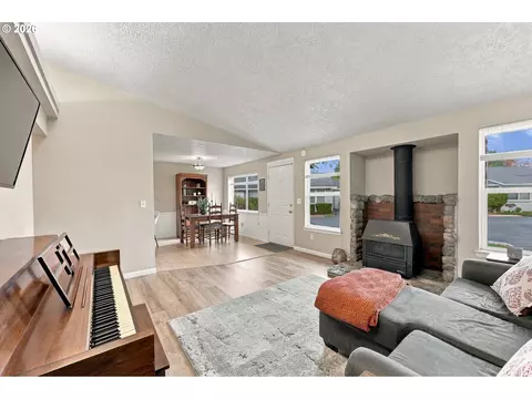 Living - 909 NE Cochran Ave, Gresham, OR 97030 photo 2 of 2