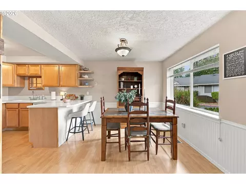 Dining - 909 NE Cochran Ave, Gresham, OR 97030 photo 1 of 2