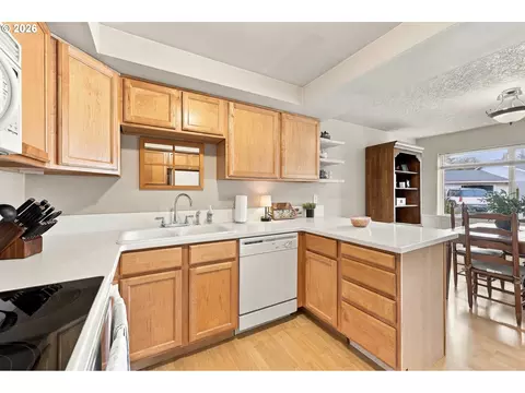 Kitchen - 909 NE Cochran Ave, Gresham, OR 97030 photo 2 of 2