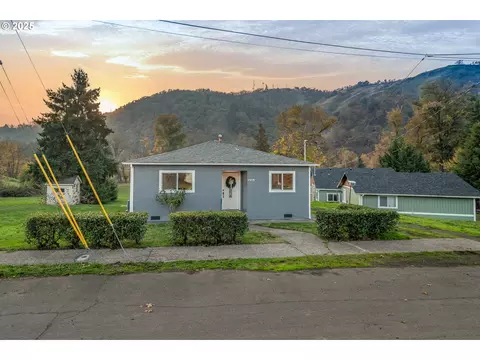 1418 SE Micelli St, Roseburg, OR 97470
