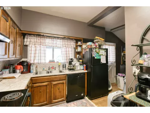 Kitchen - 607 SW Court Ave, Pendleton, OR 97801 photo 3 of 9