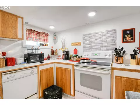 Kitchen - 607 SW Court Ave, Pendleton, OR 97801 photo 9 of 9