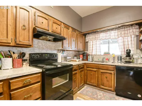 Kitchen - 607 SW Court Ave, Pendleton, OR 97801 photo 5 of 9