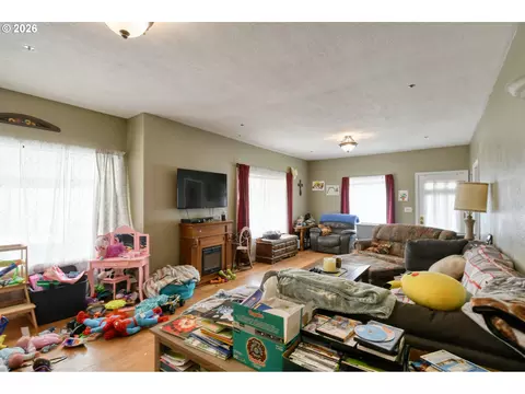 Living - 607 SW Court Ave, Pendleton, OR 97801 photo 3 of 4
