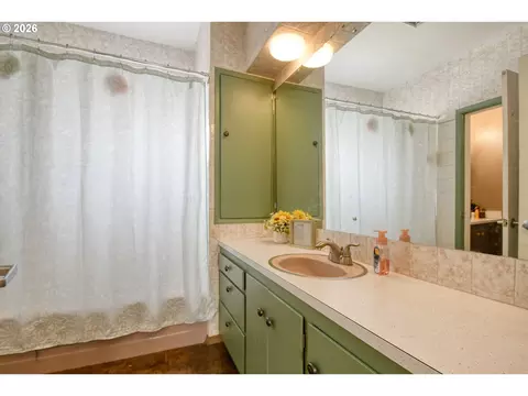 Bath - 607 SW Court Ave, Pendleton, OR 97801 photo 1 of 4