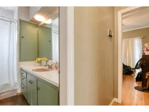 Bath - 607 SW Court Ave, Pendleton, OR 97801 photo 2 of 4