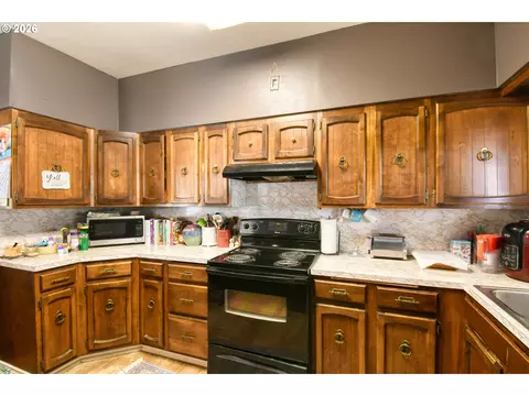 Kitchen - 607 SW Court Ave, Pendleton, OR 97801 photo 4 of 9