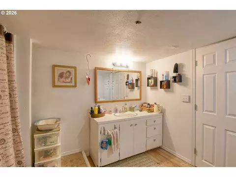 Bath - 607 SW Court Ave, Pendleton, OR 97801 photo 4 of 4
