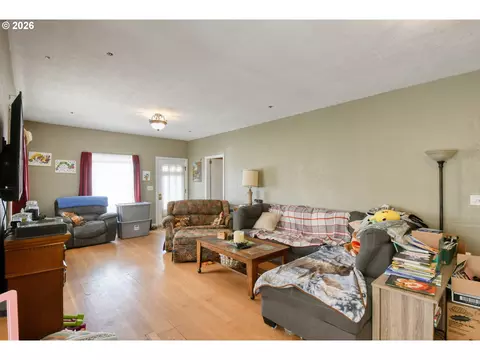 Living - 607 SW Court Ave, Pendleton, OR 97801 photo 2 of 4