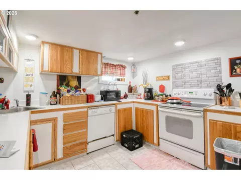 Kitchen - 607 SW Court Ave, Pendleton, OR 97801 photo 6 of 9