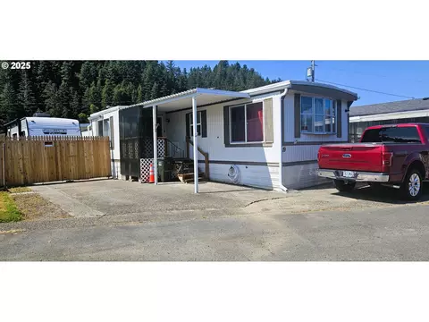 1413 Hawthorne Ave #19, Reedsport, OR 97467