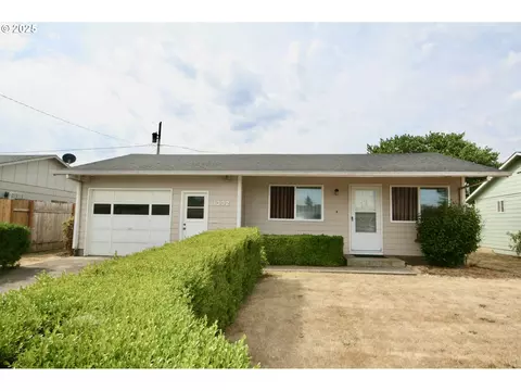 1332 Thompson Rd, Woodburn, OR 97071