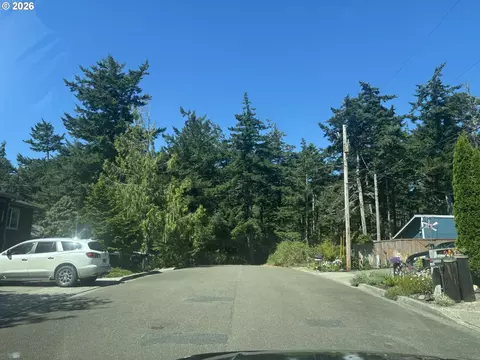 7 Th St, Florence, OR 97439 photo 3