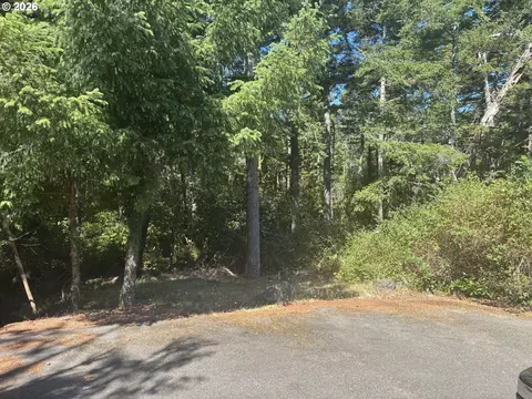 7 Th St, Florence, OR 97439 photo 2