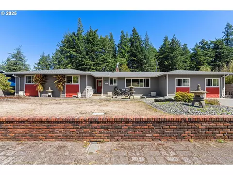 3677 Pine St, North Bend, OR 97459
