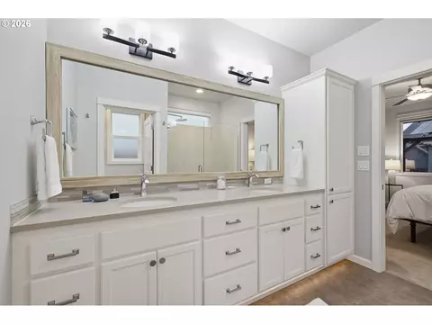 Bath - 2179 Clemson Way, Eugene, OR 97408 photo 4 of 4