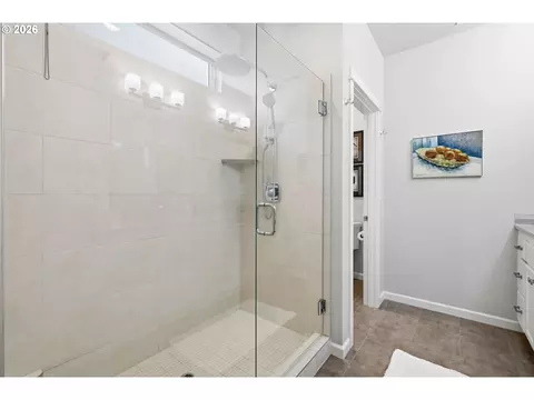 Bath - 2179 Clemson Way, Eugene, OR 97408 photo 2 of 4