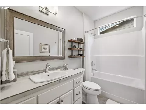 Bath - 2179 Clemson Way, Eugene, OR 97408 photo 1 of 4