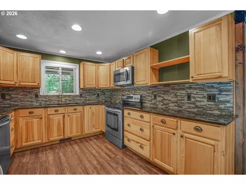 Kitchen - 35310 Skogan Rd, Sandy, OR 97055 photo 4 of 5