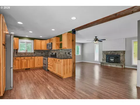 Kitchen - 35310 Skogan Rd, Sandy, OR 97055 photo 2 of 5