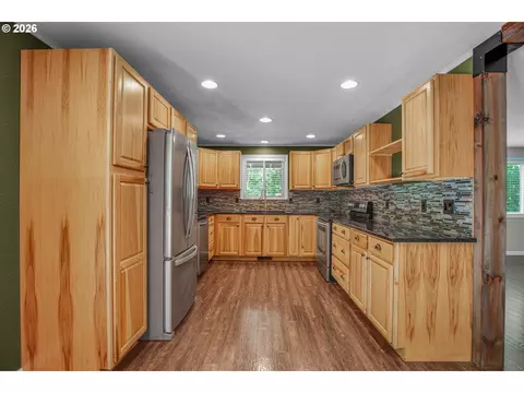 Kitchen - 35310 Skogan Rd, Sandy, OR 97055 photo 3 of 5