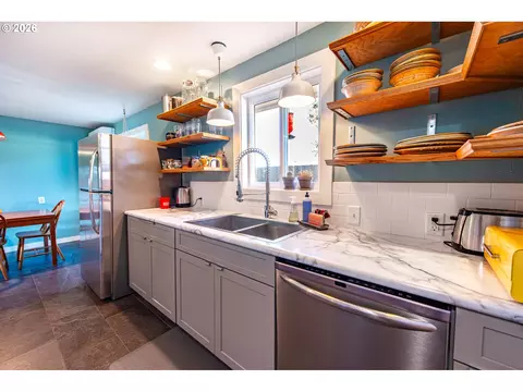 Kitchen - 2274 Centennial Blvd, Springfield, OR 97477 photo 3 of 5
