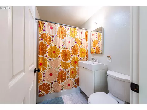 Bath - 2274 Centennial Blvd, Springfield, OR 97477 photo 1 of 1