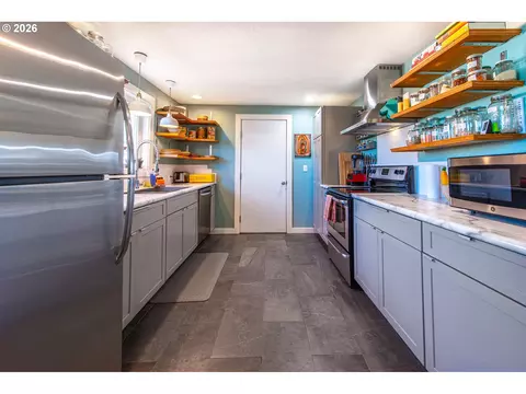 Kitchen - 2274 Centennial Blvd, Springfield, OR 97477 photo 1 of 5