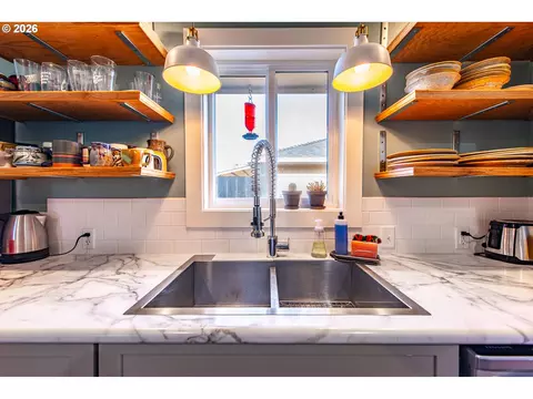 Kitchen - 2274 Centennial Blvd, Springfield, OR 97477 photo 5 of 5